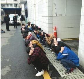 學校旁邊喊“雄起”疑似傳銷窩點被搗毀